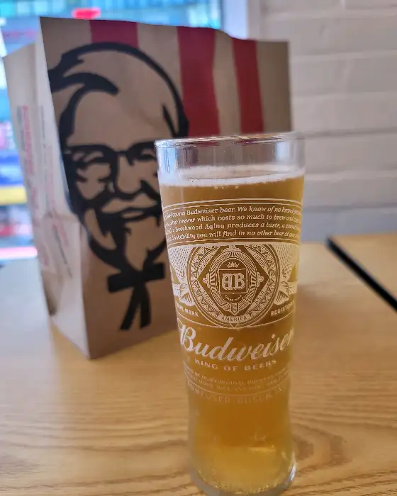 KFC 매장과 함께 나온 맥주