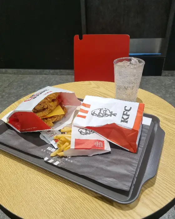 KFC 햄버거와 감자튀김