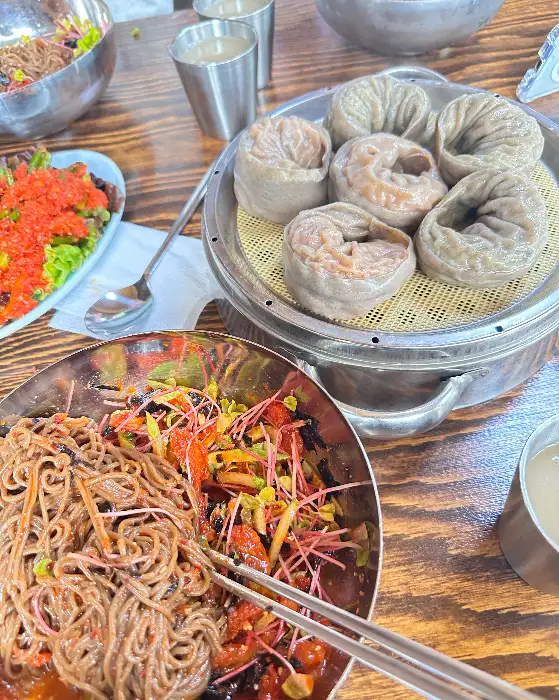 따뜻한 온육수와 함께 준비된 막국수