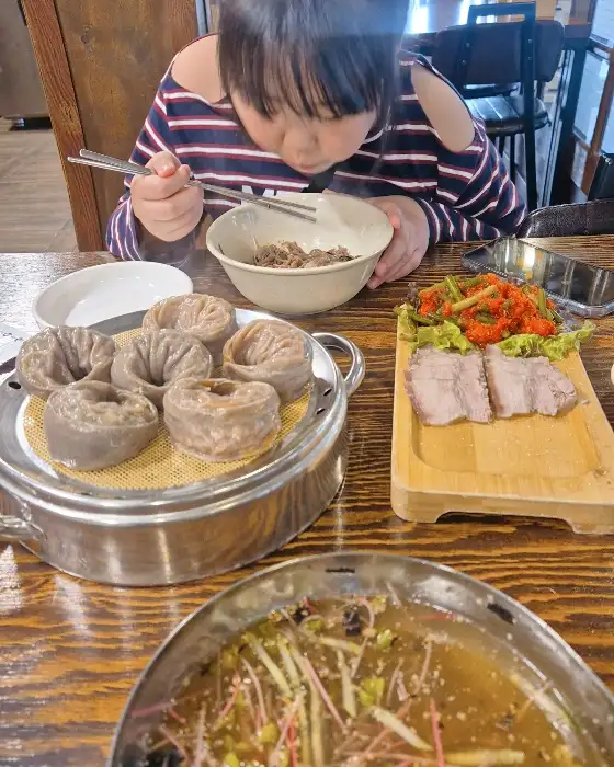 아이와 함께 만두와 수육을 즐기는 모습