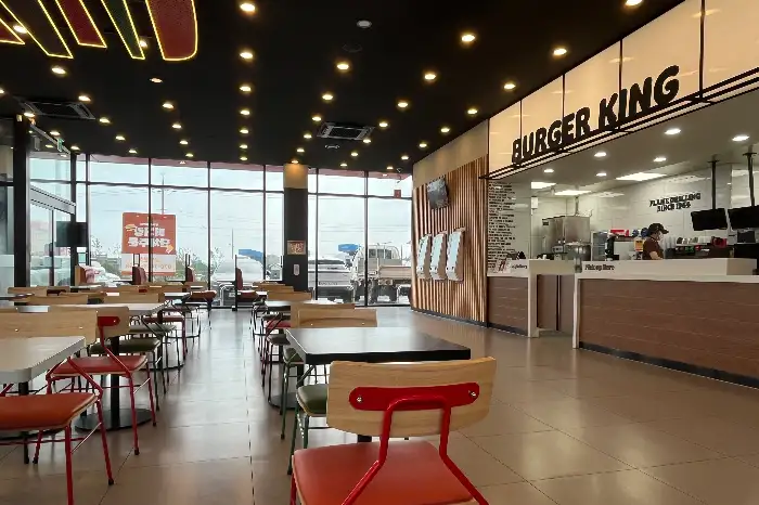 버거킹 애월점 내부 테이블과 창밖 풍경