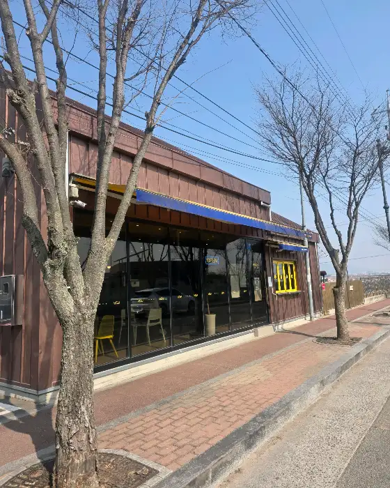 카페 외부 전경