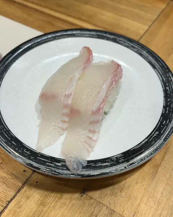 흰살 생선 초밥 두 점