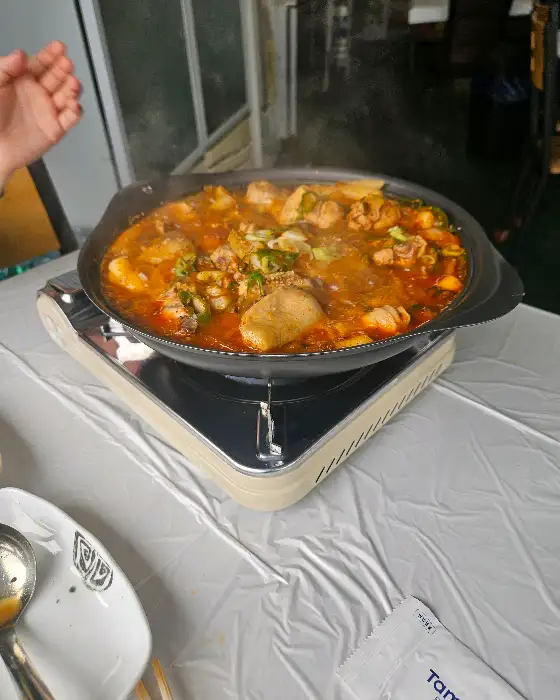 닭볶음탕을 끓이는 모습