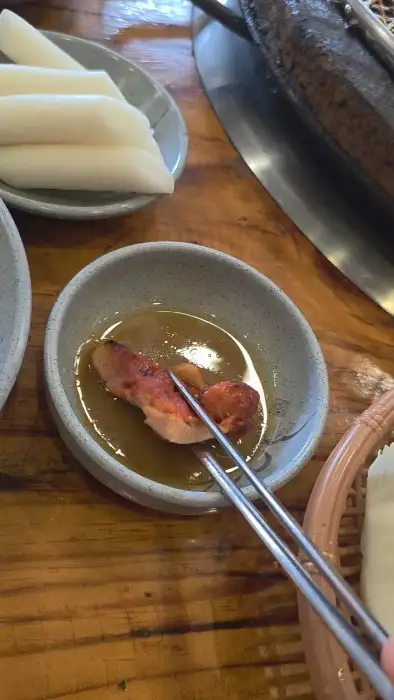 소스에 찍어 먹는 닭갈비