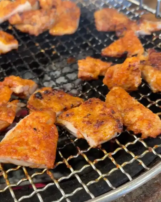 구워진 닭갈비 조각들