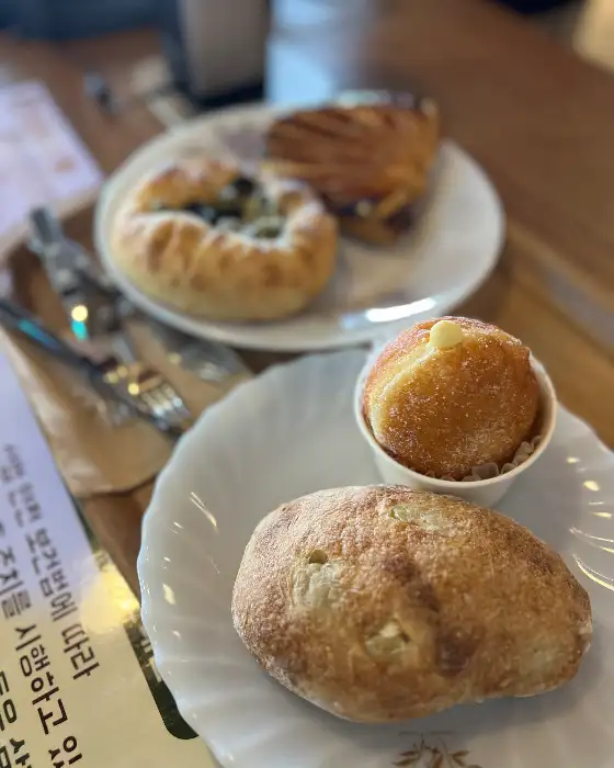 접시에 담긴 여러 종류의 빵