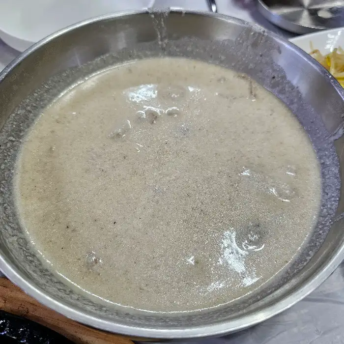 진한 들깨 국물이 돋보이는 토란들깨탕
