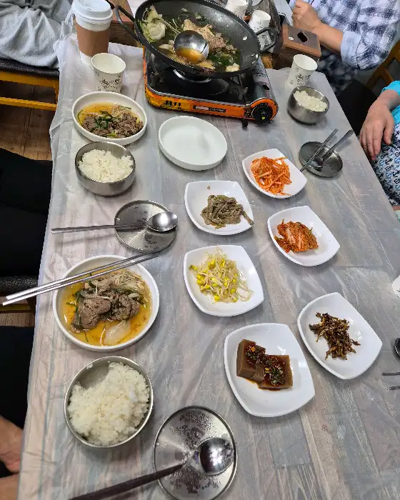 테이블에 차려진 다양한 음식들