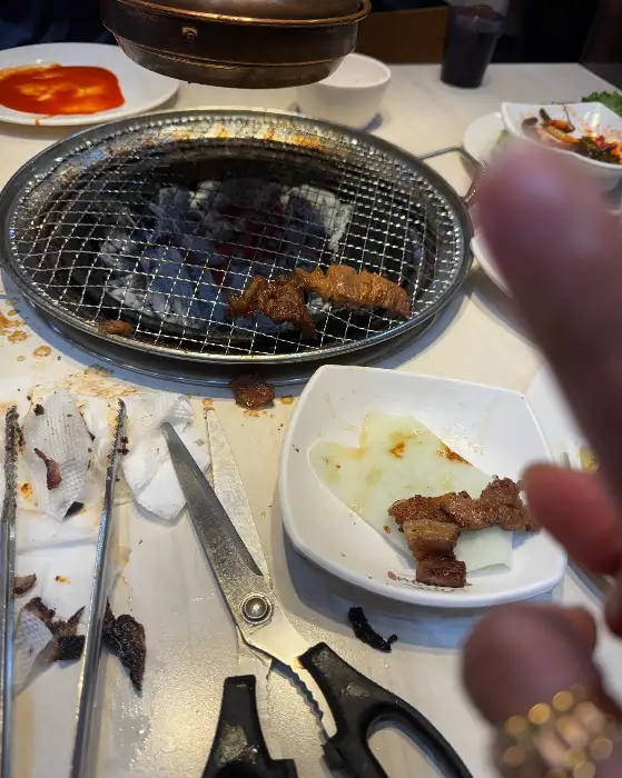 정갈하게 준비된 숯불 위에서 구워지고 있는 고기