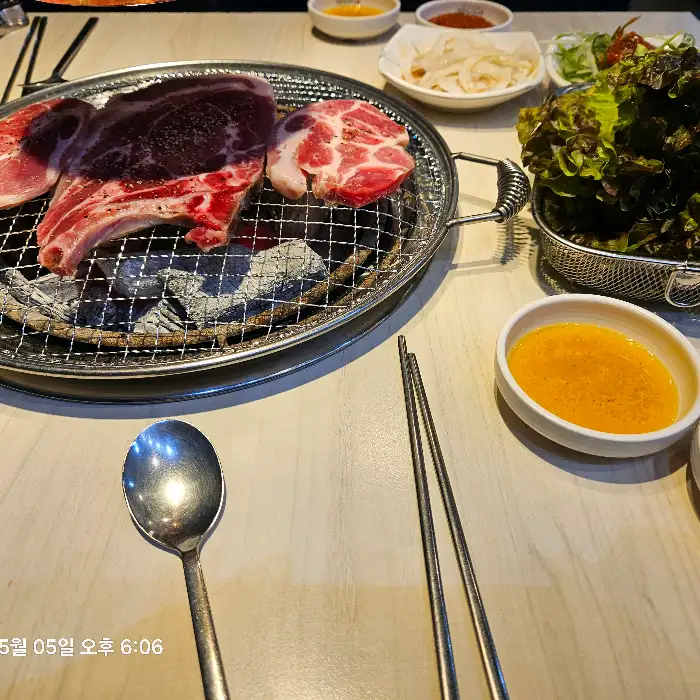 버터와 잼을 바른 모닝빵 위에 고기를 올린 모습