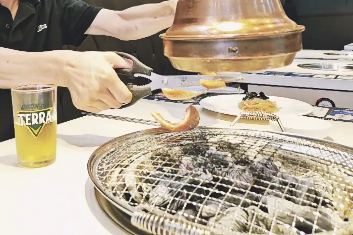 맥주잔과 함께 준비된 떡볶이