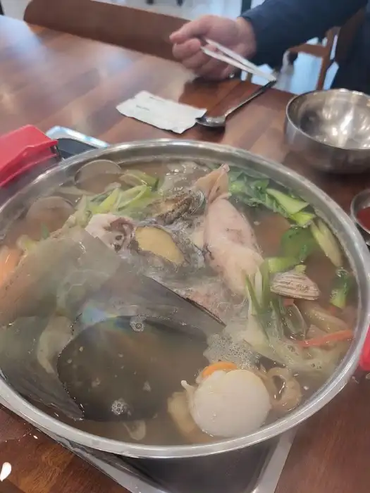 끓고 있는 해물칼국수에 조개가 가득한 모습