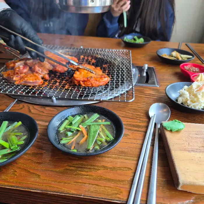 숯불 위에서 구워지는 닭갈비