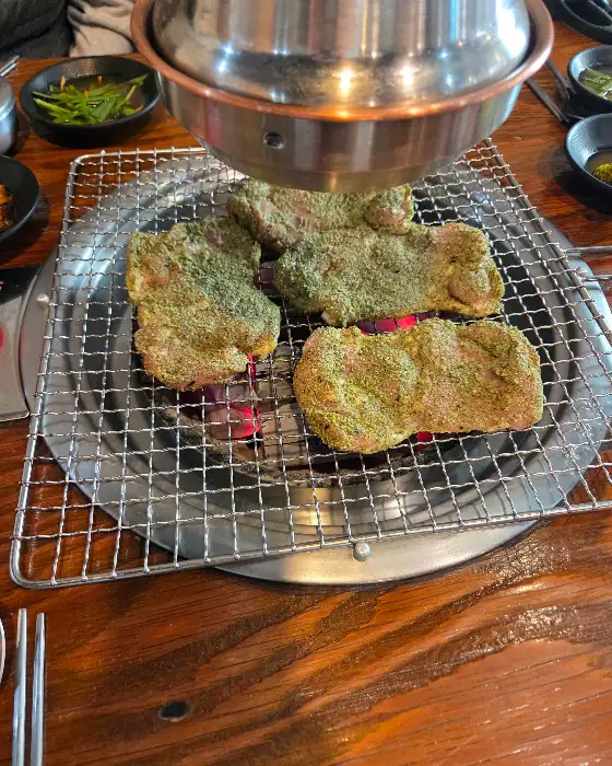 양념이 잘 된 닭갈비 덩어리