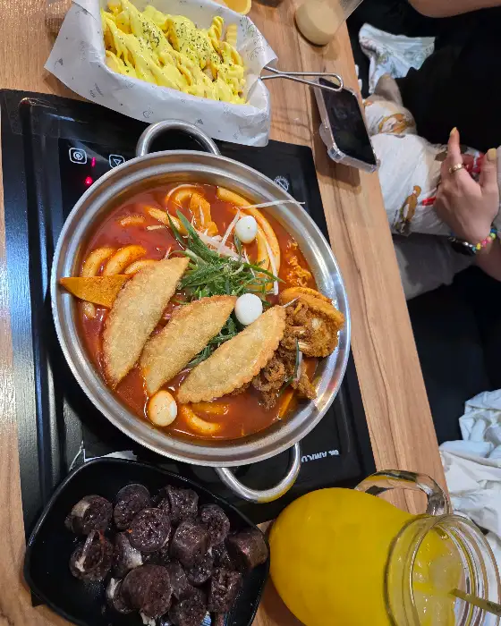 다양한 토핑이 올라간 떡볶이와 순대
