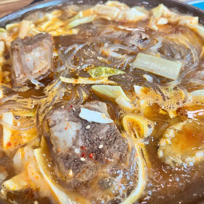 소전복갈낙찜의 푸짐한 비주얼 - 갈비, 낙지, 전복, 당면 등이 조화롭게 담겨 있습니다.