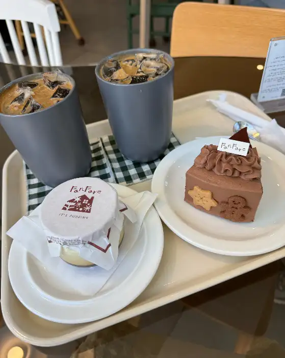 달콤해 보이는 초콜릿 케이크와 음료
