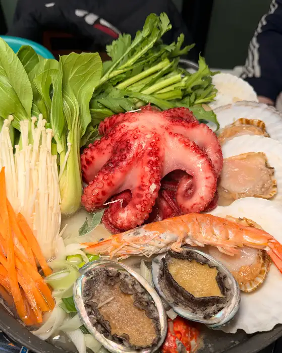 산낙지, 전복, 가리비, 새우 등 다양한 해산물과 채소가 함께 담긴 모습