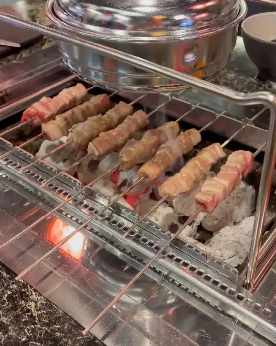 숯불 위에 올려진 양꼬치