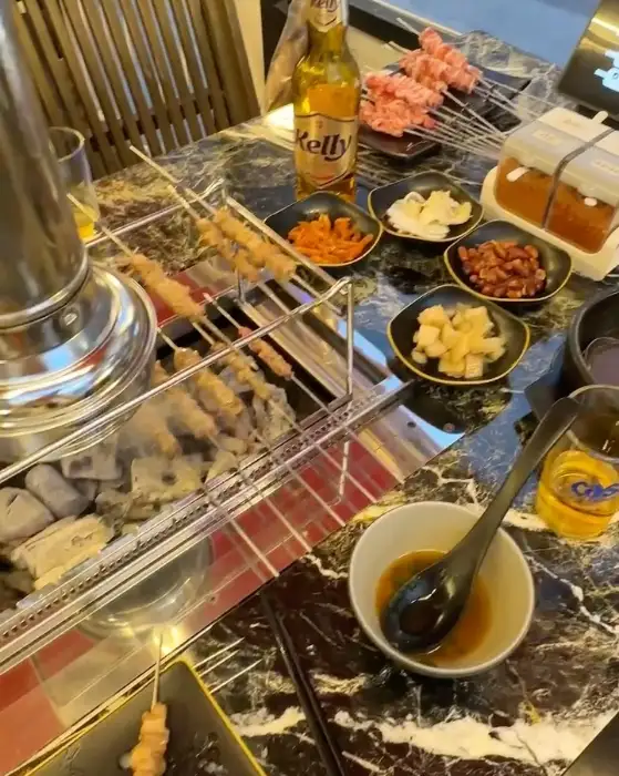 다양한 곁들임 메뉴와 양꼬치