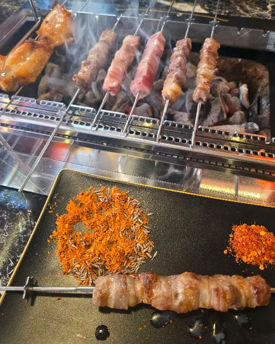 바삭하게 구워진 양꼬치와 곁들임 소스
