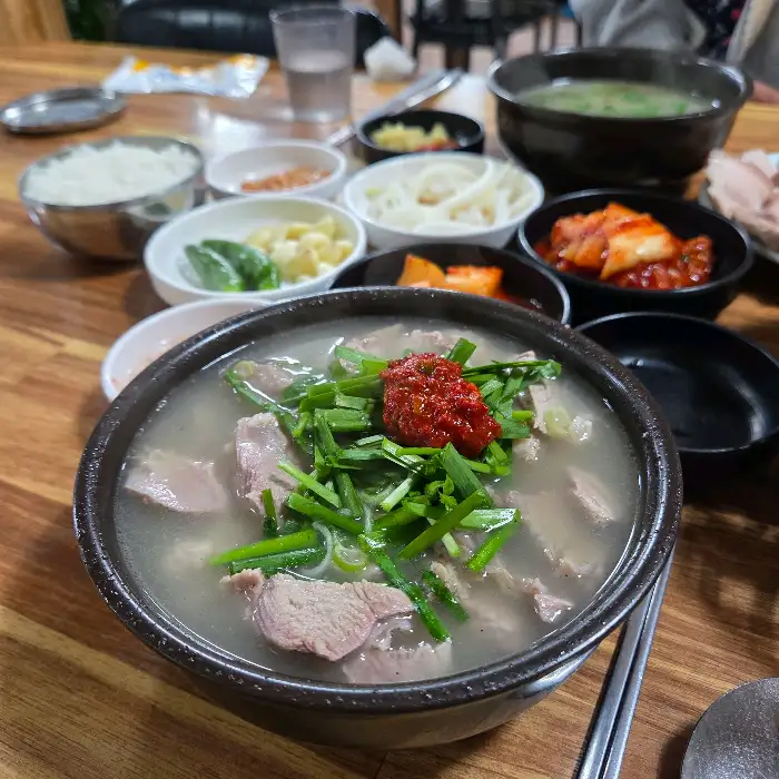 신마산식당 고기밥 전체 상차림