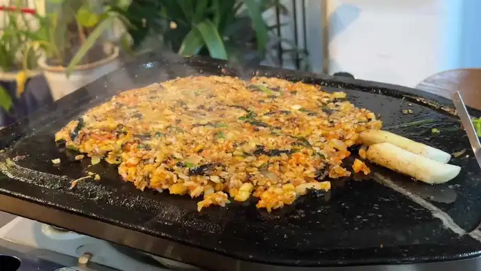 곱창구이가 끝난 후 볶음밥을 볶는 모습