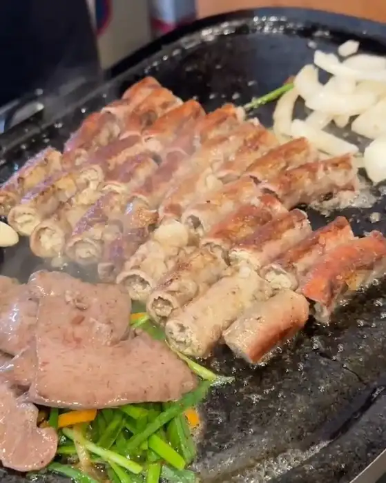 잘 익은 곱창과 염통, 떡, 양파