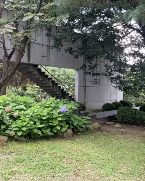 카페 헤세의 외부 계단과 정원 풍경