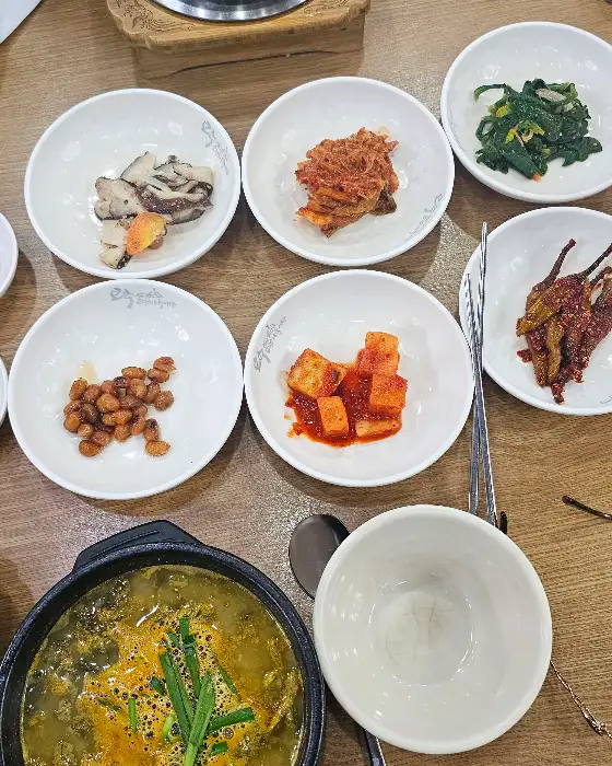 다양한 밑반찬과 솥밥