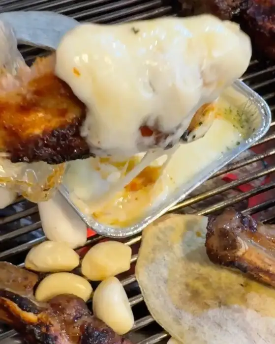 쪽갈비에 치즈를 찍어 먹는 모습
