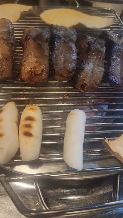 숯불 위에서 구워지는 떡과 익어가는 쪽갈비