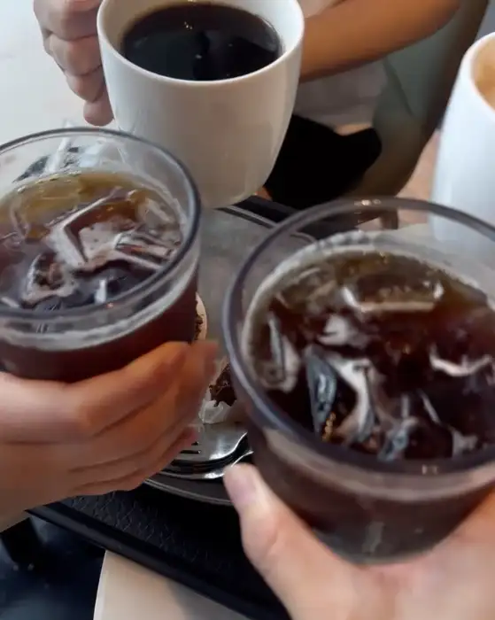 친구와 함께 마시는 커피