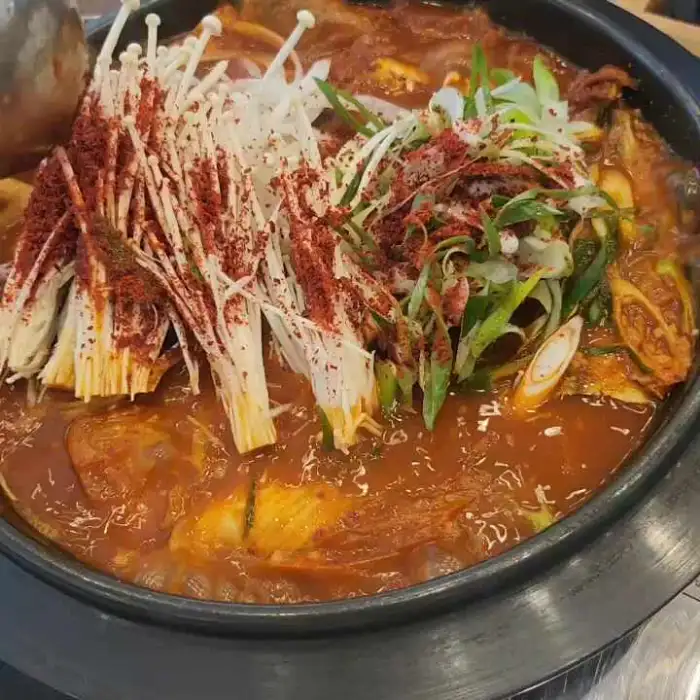 버섯과 채소가 듬뿍 들어간 찌개 요리