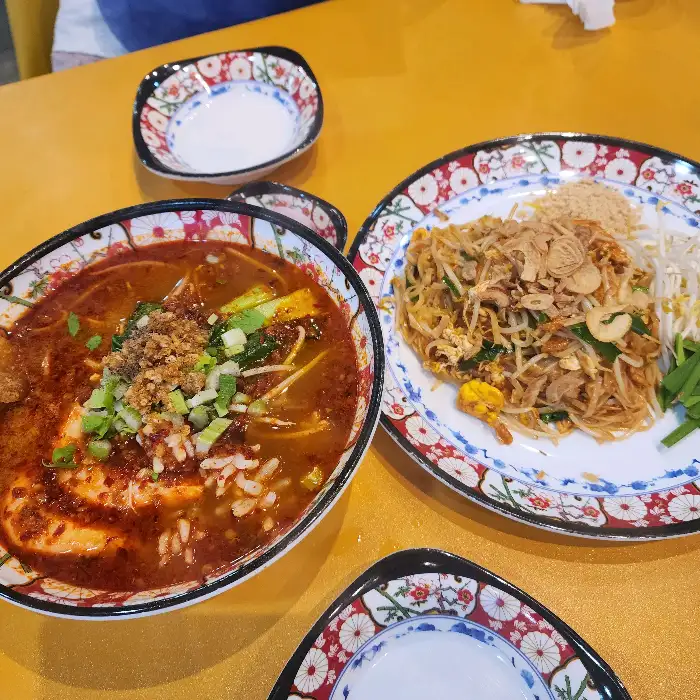 테이블에 놓인 음식 사진
