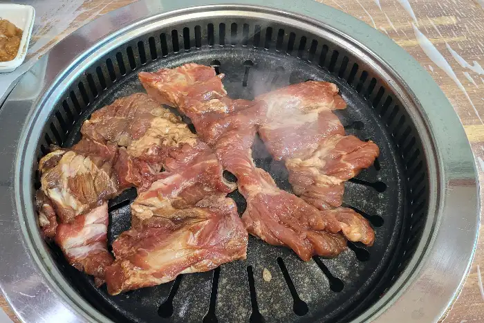 푸짐한 갈비가 불판에 올라가 있는 모습
