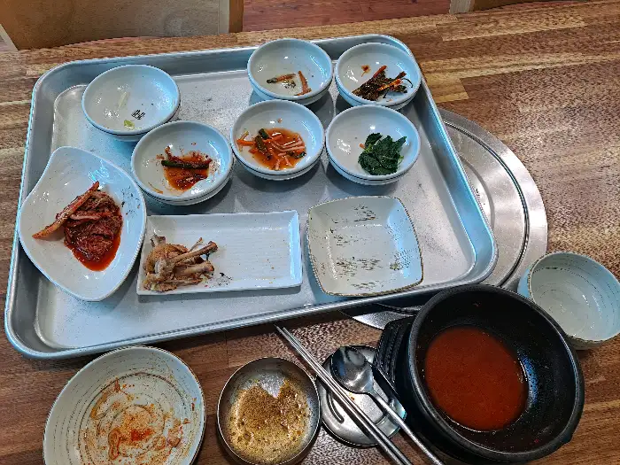 다양하고 정갈한 밑반찬들