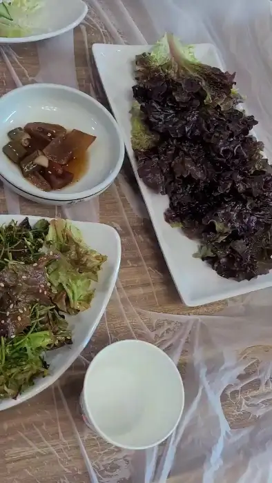 신선한 쌈 채소와 곁들임 반찬