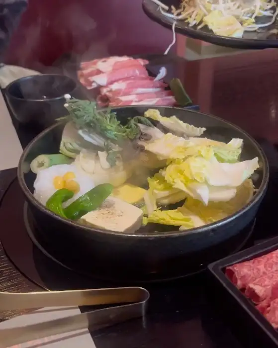 따뜻한 육수에 신선한 야채와 두부가 담긴 냄비