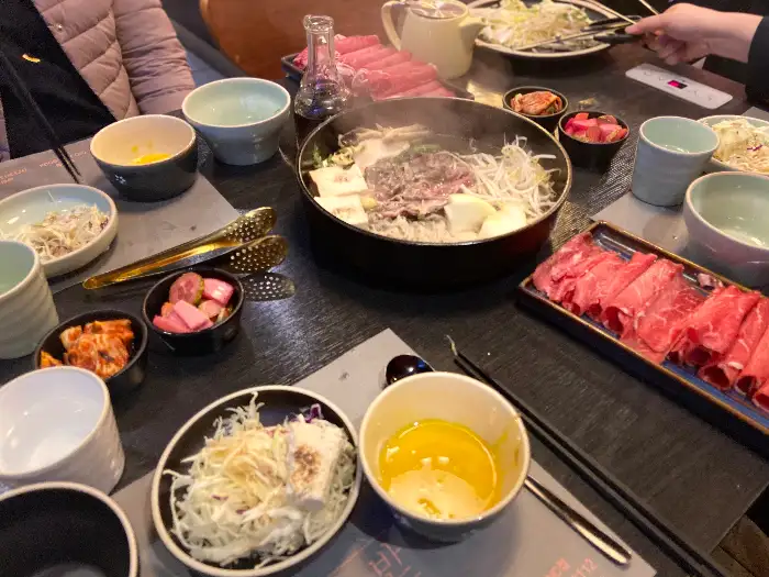 스키야키 테이블 세팅 모습