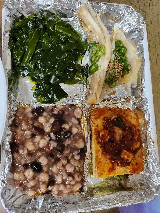 알밥과 곁들임 메뉴