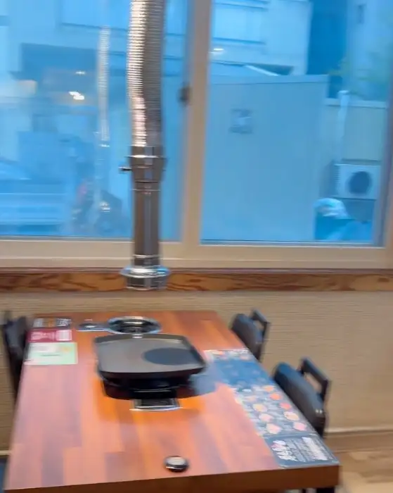 테이블 위 불판과 기본 찬 세팅