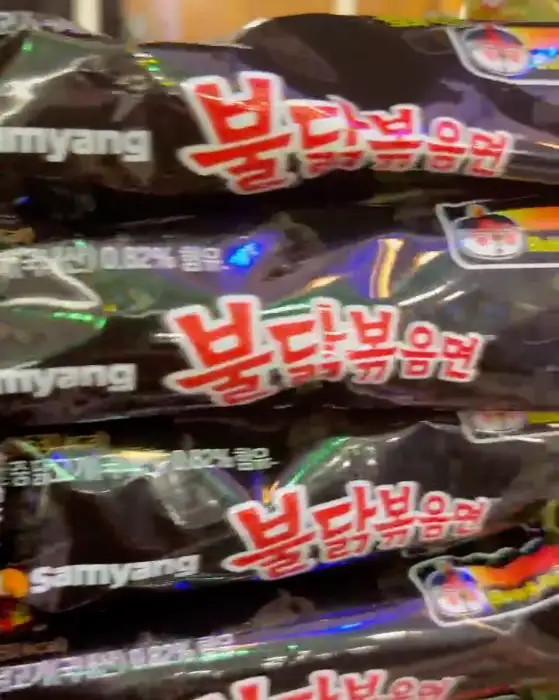 산처럼 쌓여있는 불닭볶음면 봉지들