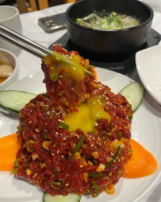 잘 익은 소고기 육회와 곁들임 찬