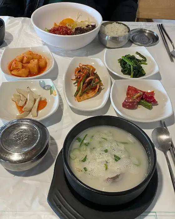 정갈하게 차려진 한정식 상차림