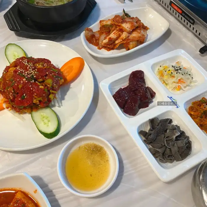 신선한 육회와 곁들임 찬
