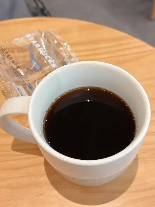 따뜻한 머그잔에 담긴 아메리카노