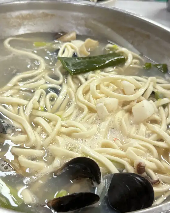 칼국수 면발과 국물
