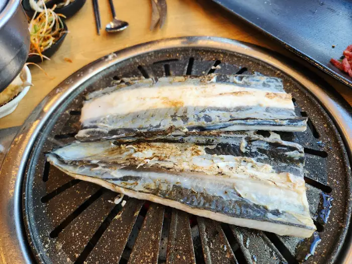 불판 위에서 구워지고 있는 장어의 모습. 노릇하게 익어가는 모습이 먹음직스럽다.